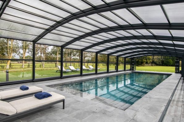abri de piscine haut vue intérieure