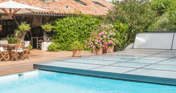 Abri de piscine en bois, en verre ou en aluminium : quel matériau choisir ?
