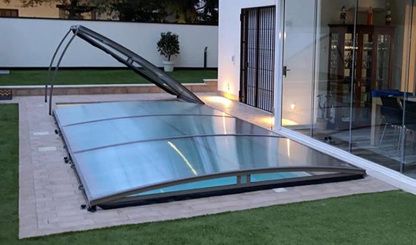 Abri piscine pas cher : le prix oui… mais pas au détriment de la qualité !