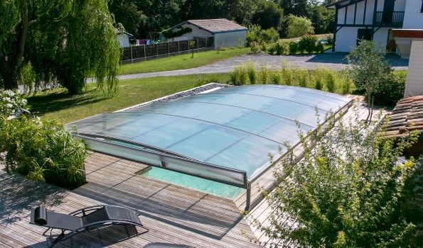 La pose d’un abri de piscine de A à Z