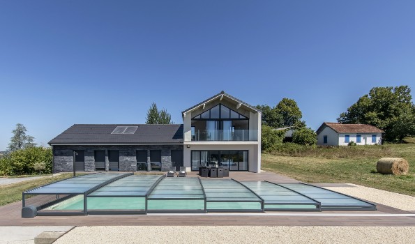 Abri de piscine en plexiglas : choix de matériel