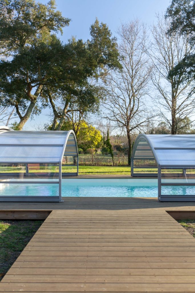 alto abri de piscine mi-haut