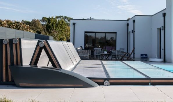 La couverture de piscine électrique : le confort et la sécurité