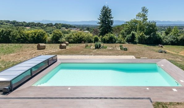 Abri de piscine en bois et couverture de piscine en bois : le choix du matériel