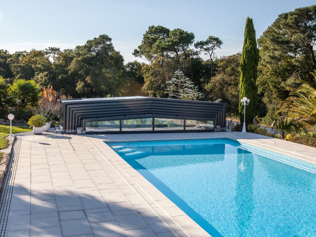 abri mi-haut de piscine motorisé