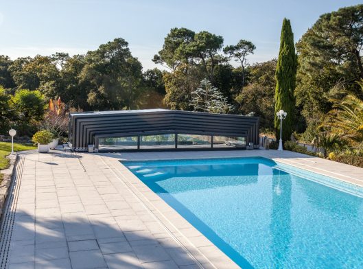 abri mi-haut de piscine motorisé