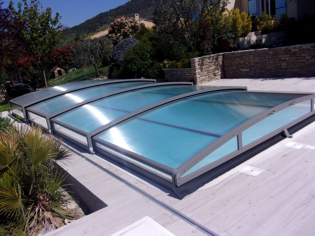 abri stretto bas de piscine gris
