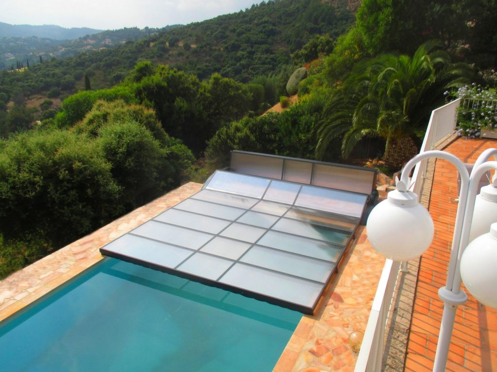 abri plat motorisé pour piscine
