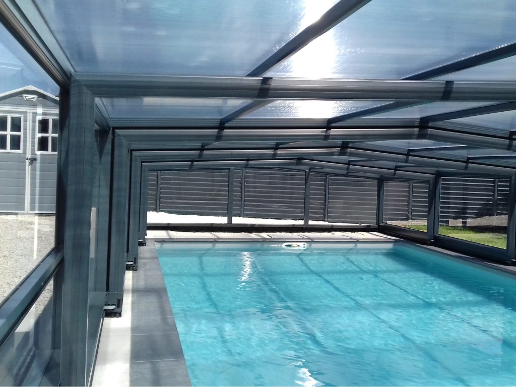 vue intérieure abri de piscine mi-haut