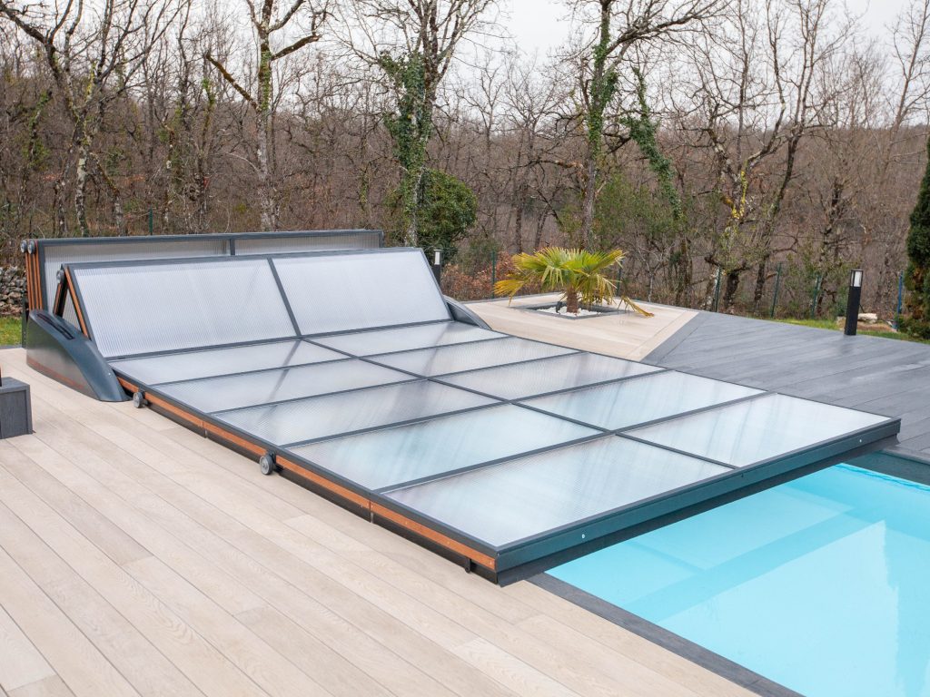 Abri de piscine plat