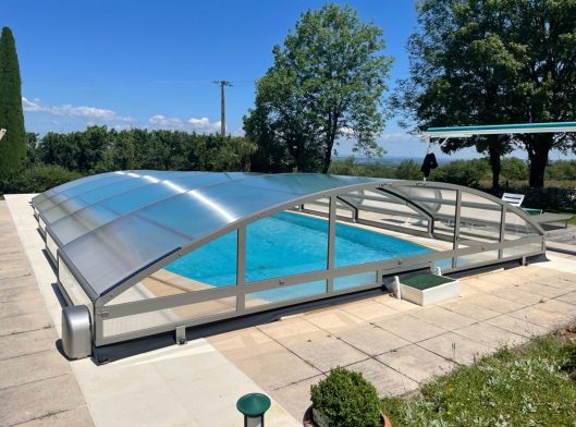 abri de piscine bas motorisé télescopique