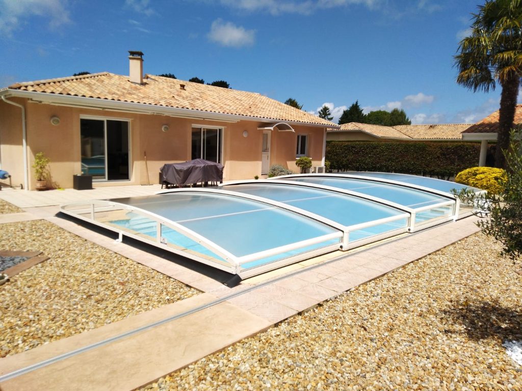 abri motorisé de piscine blanc