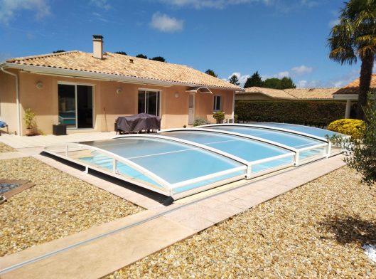 abri motorisé de piscine blanc
