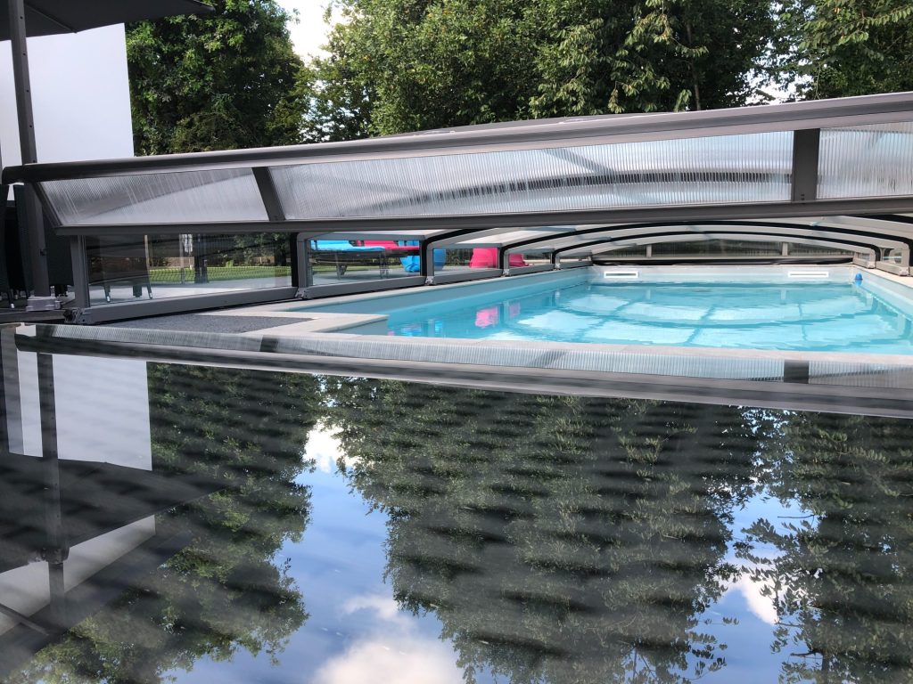 abri pour piscine ouvert