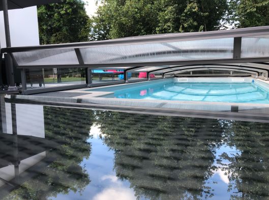 abri pour piscine ouvert