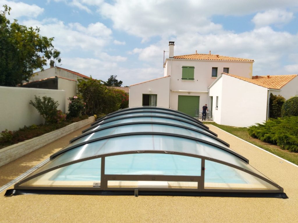 couverture de piscine bas gris