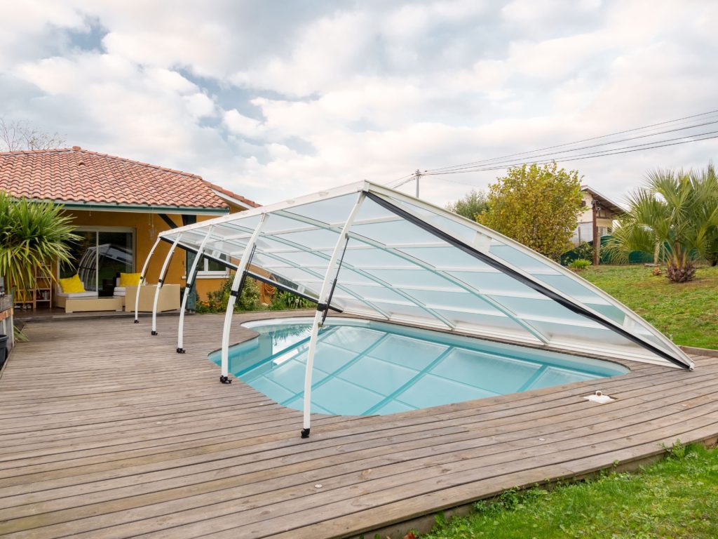 couverture de piscine relevable ouvert