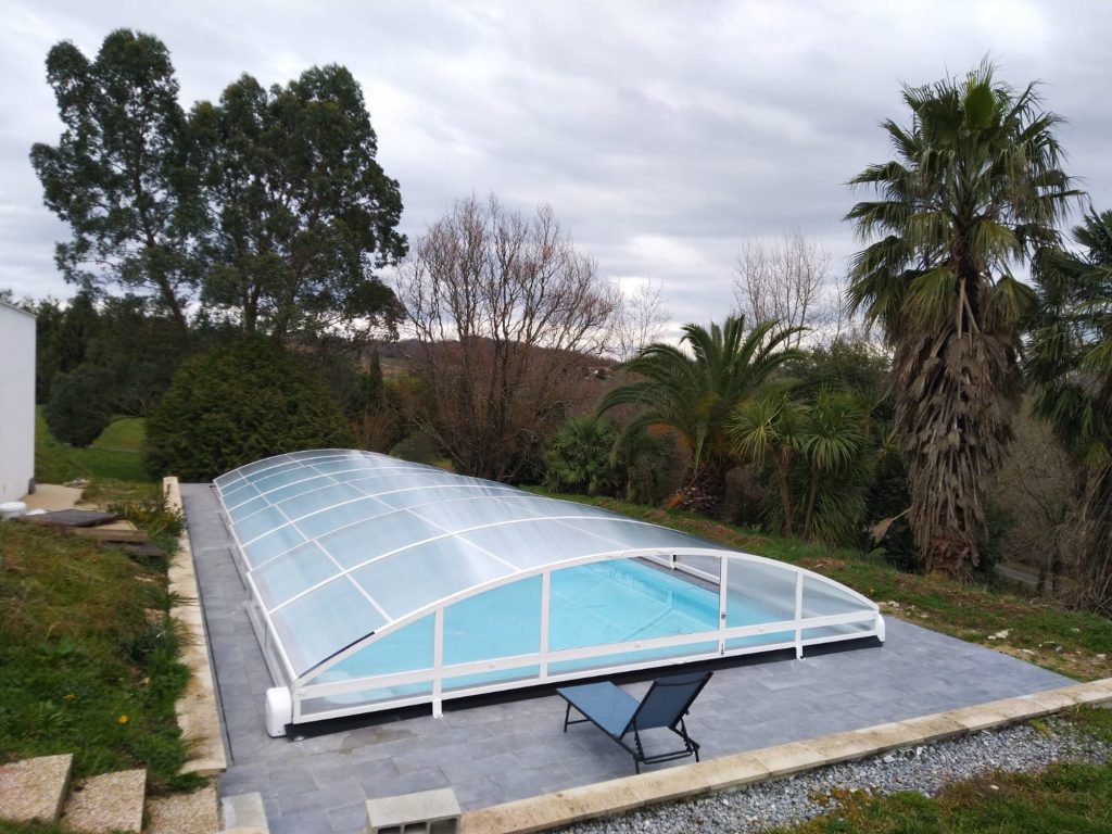 couverture de piscine motorisé blanc