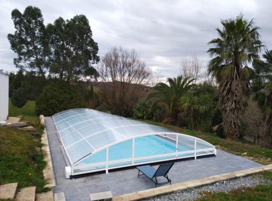couverture de piscine motorisé blanc