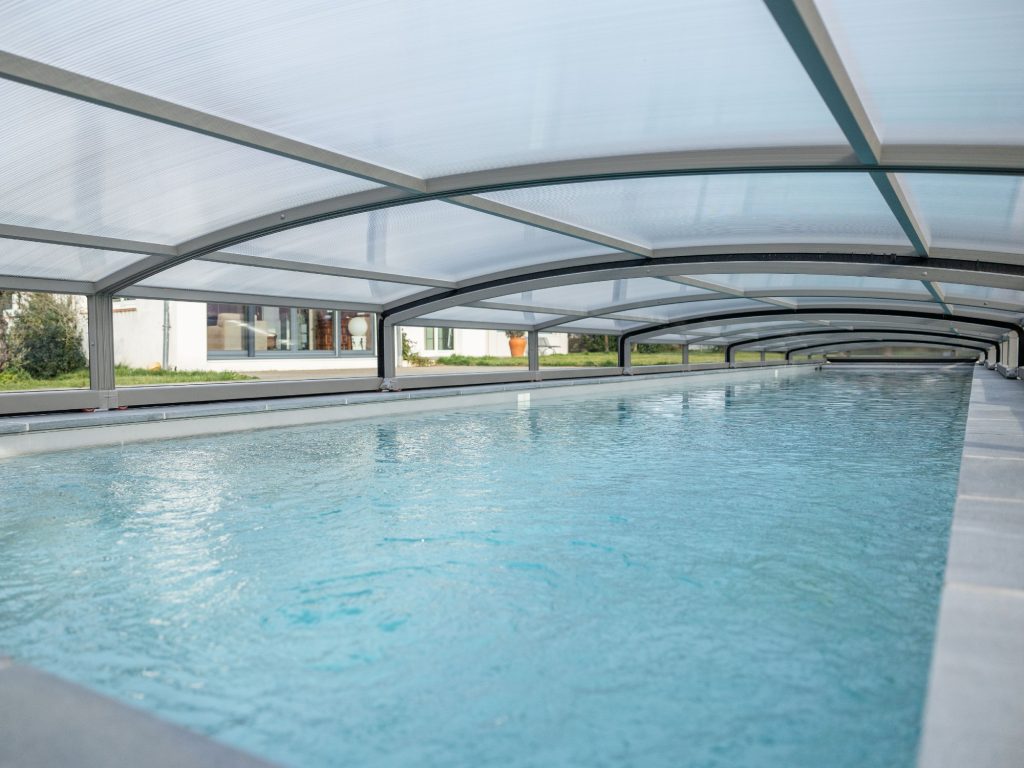 Abri de piscine vue intérieure