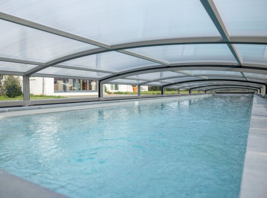 Abri de piscine vue intérieure