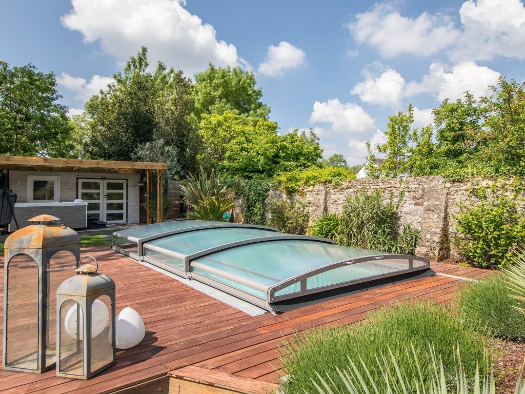 abri de piscine bas gris